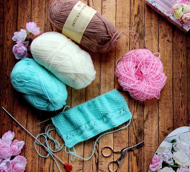 Ручное вязание одежды для ребёнка спицами и крючком
