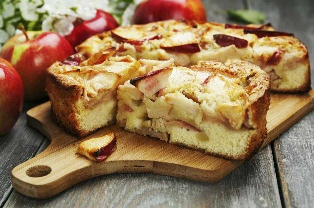 Шарлотка с яблоками в духовке - простые и вкусные рецепты