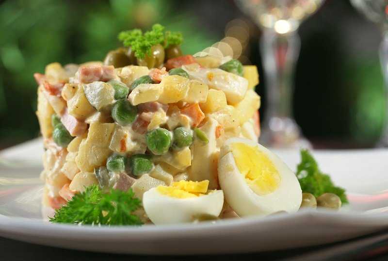 Красивые салаты. оформление салатов и закусок. как красиво украсить салаты и закуски овощами, зеленью, яйцом, майонезом, ананасом?