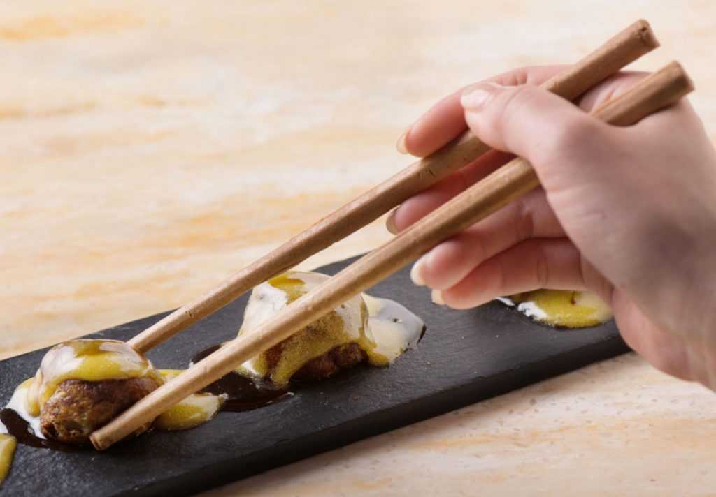 Как есть суши и роллы правильно