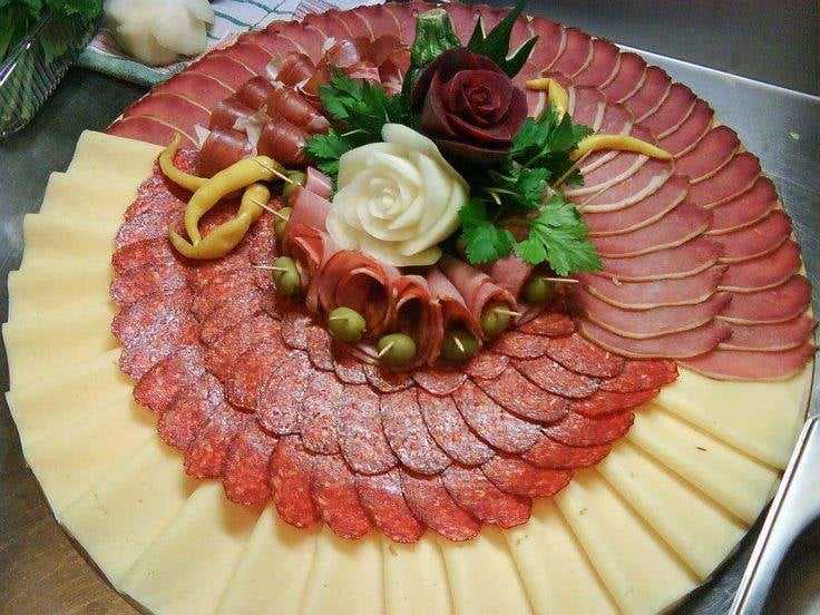 Колбасно сырная нарезка на праздничный стол