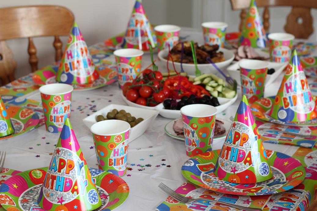 Сервировка стола на день рождения – идеи, советы, рекомендации