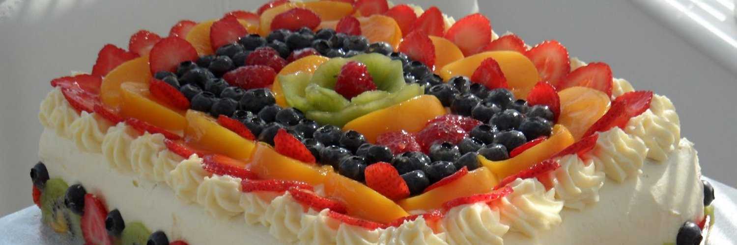 Как украсить торт фруктами: рецепты, фото, видео