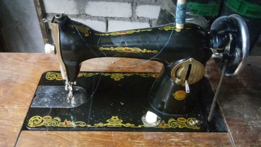 Зингер заправить нитку. Gritzner швейная машинка. Старая швейная машинка нитью. Швейная машинка старого образца ручная. Заправление ручной швейной машинки.