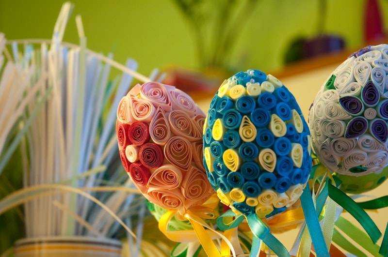 Пасхальные яйца своими руками из макарон, бисера, бумаги и ниток - из атласных лент артишок и канзаши в детский сад, фото пошагово