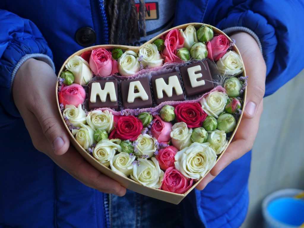 Какие цветы подарить женщине на 65 лет