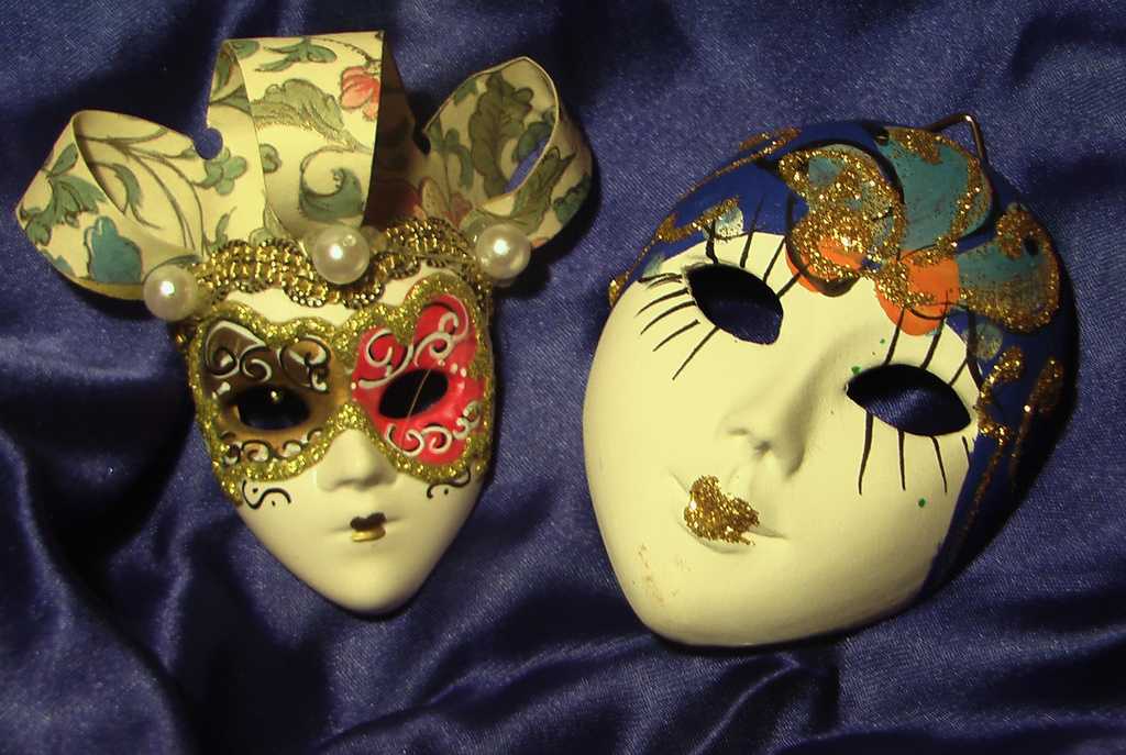Самую простую маску. Карнавальные маски папье-маше. Карнавальная маска. Карнавальная маска из папье маше. Венецианская маска папье маше.