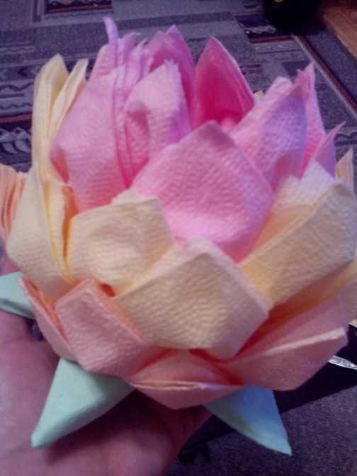 Как сделать цветок в форме кувшинки из бумаги своими руками?