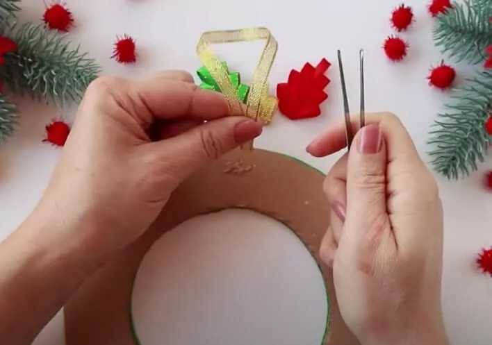 Рождественский венок и елочка в технике квиллинг выполнены из узких полосок цветной бумаги Данную идею можно воплотить в жизнь к Новому году или