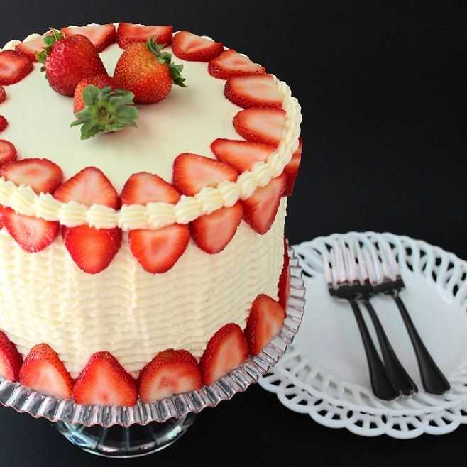 Как сделать ягоды клубники для украшения торта. как украсить торт клубникой просто и оригинально