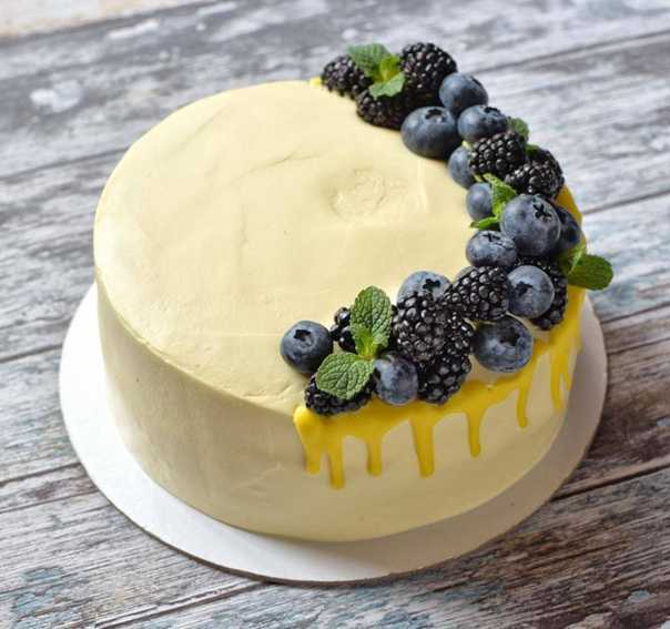 Как украсить торт голубикой и бусинками