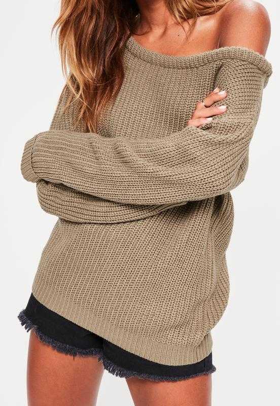 Вязаный свитер на одно плечо: актуальные цвета, трендовые модели и фасоны, стильные луки с фото
