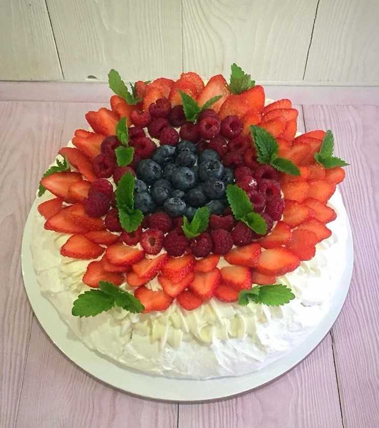 Фрукты, ягоды и желе для украшения торта