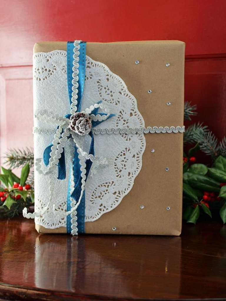 Как упаковать подарок на новый год в оберточную бумагу: мастер-класс - как упаковать новогодний подарок в крафт-бумагу своими руками | houzz россия