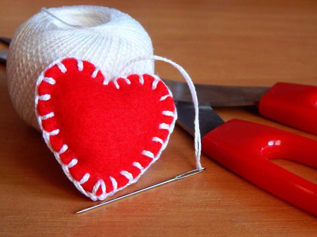 Валентинка  символ любви, который принято дарить 14 февраля, в День всех влюбленных Конечно, накануне торжества прилавки витрин магазинов усеяны