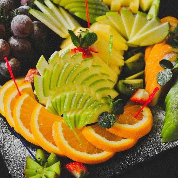 Как нарезать фрукты красиво на стол, сервировать и подать (+фото)